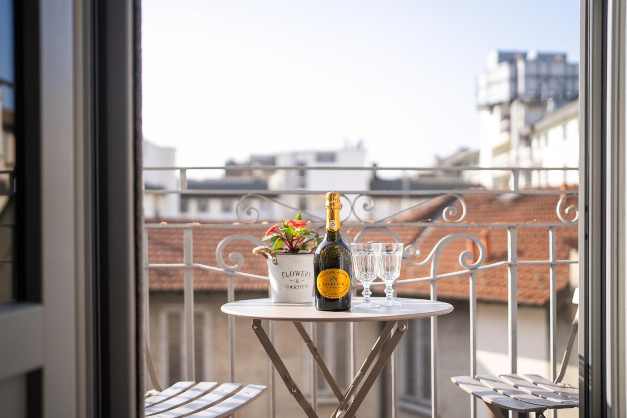 Nuovi Bilocali Station - 2 Con Parcheggio In Box E 1 Con Balcone -no Box- N&s Town Homes * Milan